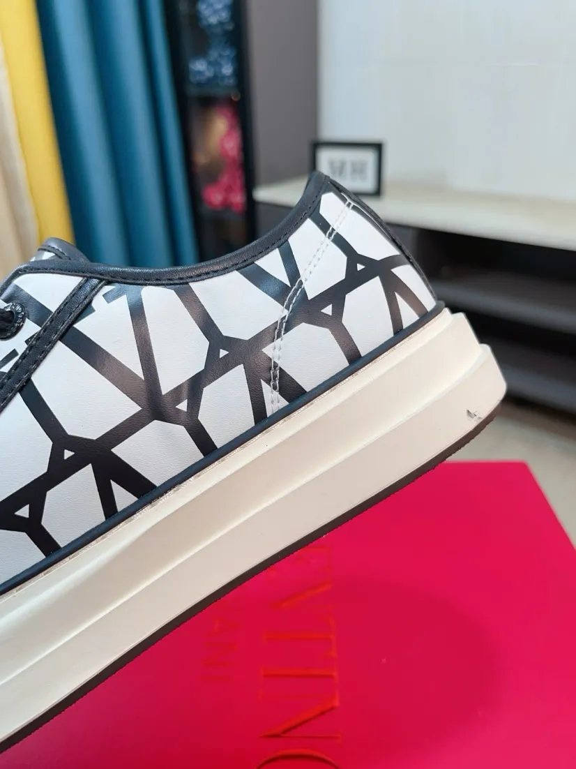 Men's shoes 💰500🌸🌸[Valentino] Couple model, official website 1:1 replica, fashionable casual men's shoes 🔜The upper is made of imported high-quality original special upper sheepskin lining, the upper foot is very stylish, personalized fashionable rubber wear-resistant outsole, size: 35-44 (45 can be customized)